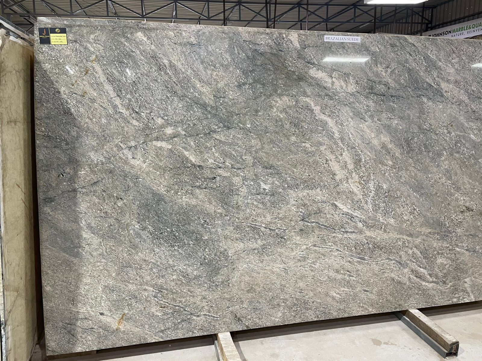 Supreme Marble premium slab display